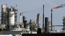 Galveston, UNITED STATES: An oil refinery is pictured 22 September 2005 on Galveston Bay in Texas City, TX. Hurricane Rita threatens a large portion of the US oil and gas operations industry in the Gulf of Mexico and along the Texas coast just weeks after a devastating blow to the sector from Katrina. Oil producers and refiners were attempting to secure their facilities in the face of a storm that threatens about 27.5 percent of the industry, said Red Cavaney, president of the American Petroleum Institute. AFP PHOTO/Robert SULLIVAN (Photo credit should read ROBERT SULLIVAN/AFP/Getty Images)